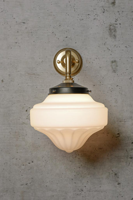 Auberge gooseneck wall light with 90 degree sconce in gold/brass sconce