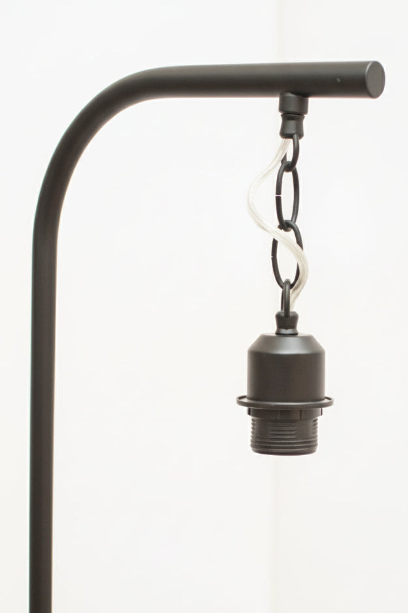 Close up of the chain suspension and lampholder of the black stand. 