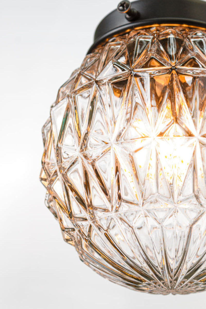 The glass shade is characterised by a diamond cut points textured pattern on its glass