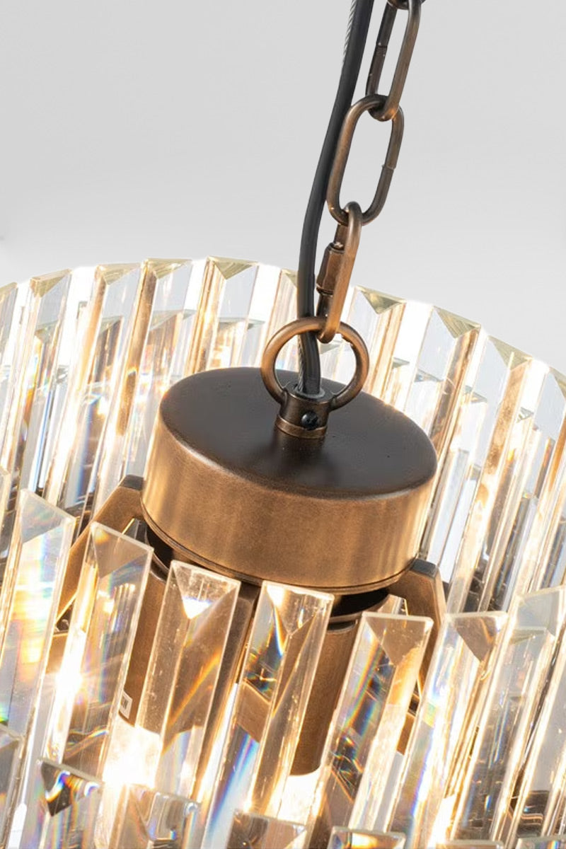 Close up of the top of the lampholder anf the chain suspension.