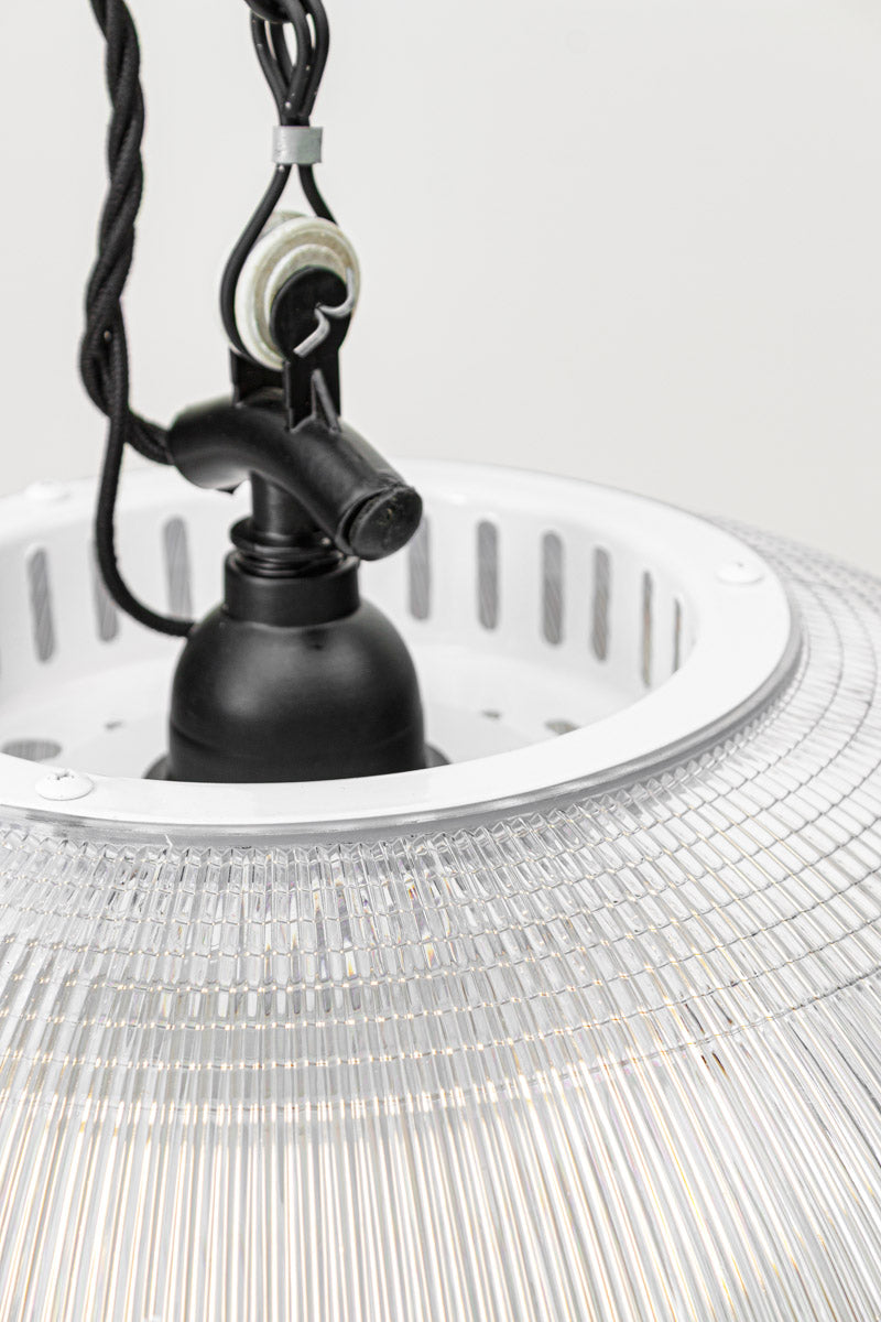 Close up of the pully, chain and cord suspension. 