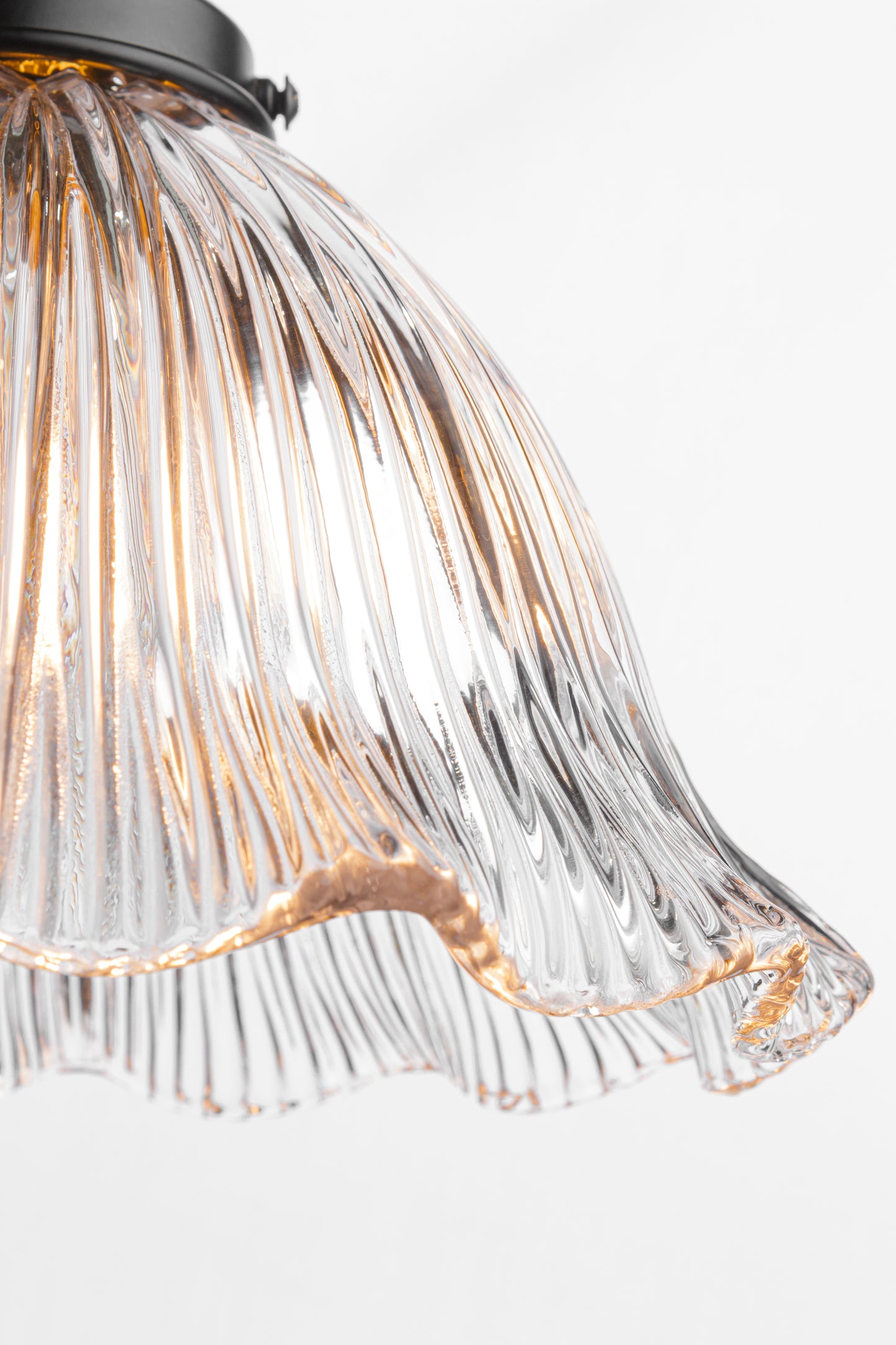 Close up of the como shades clear glass with ribbed detailing and frilled edge. 