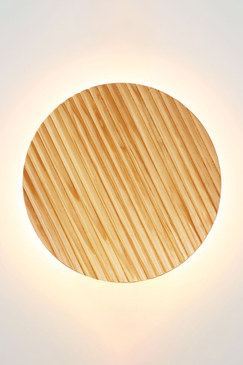 Medium scalloped wood back lite wall light. 