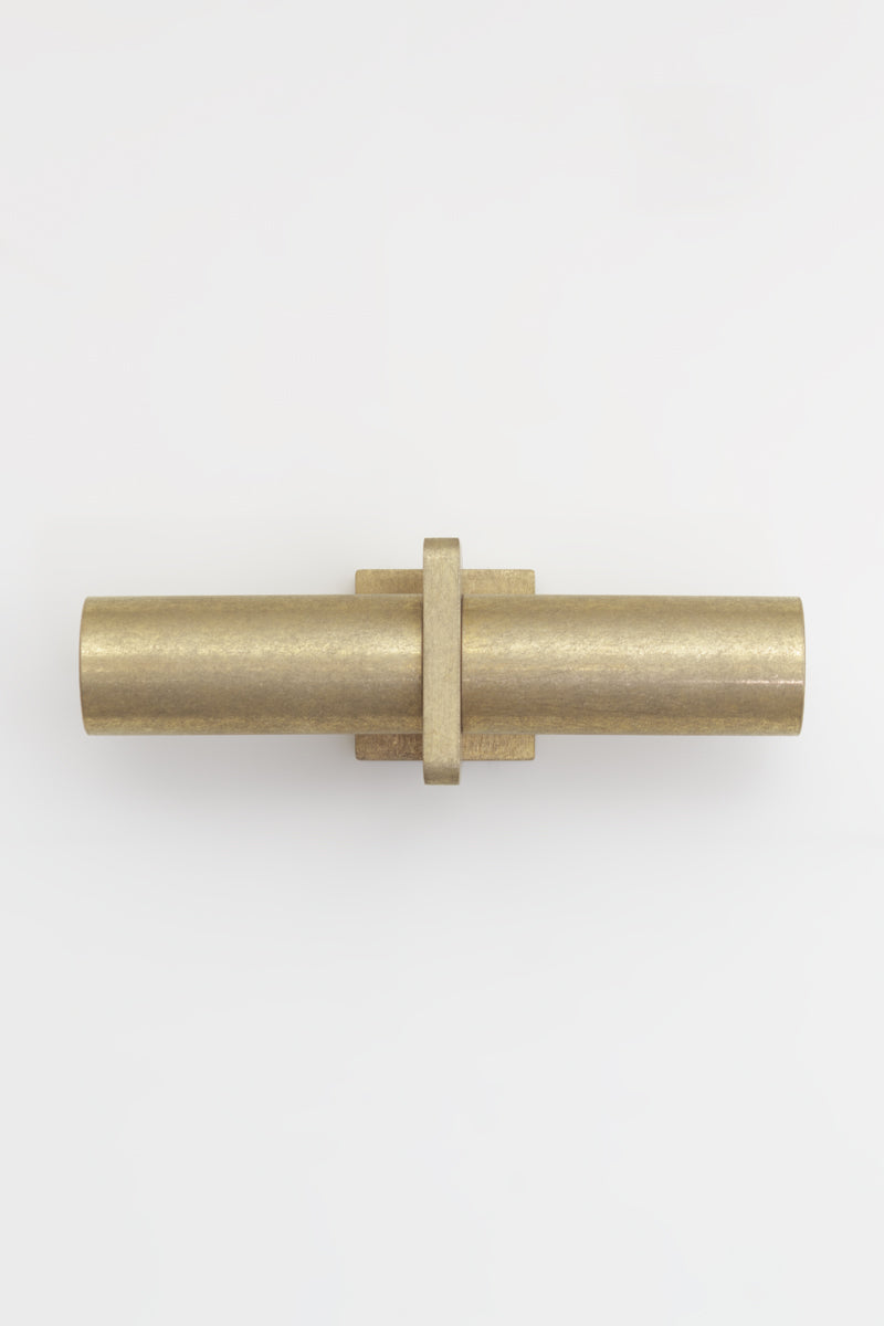 brass wall spotlight has a seamless construction devoid of any major joins or lines. This showcases its superiority in design and craftsmanship