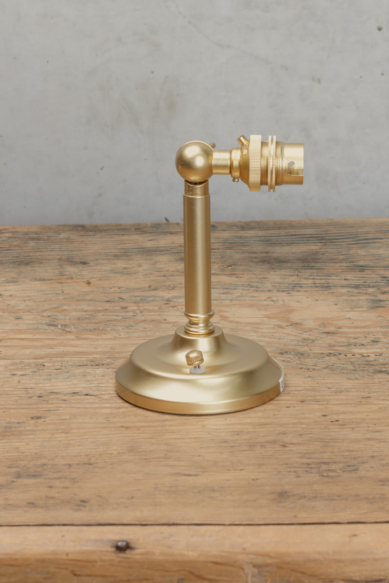 Short B22 wall arm in gold/brass finish