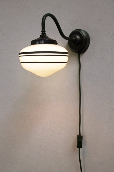 Three stripe wall light with wall plug