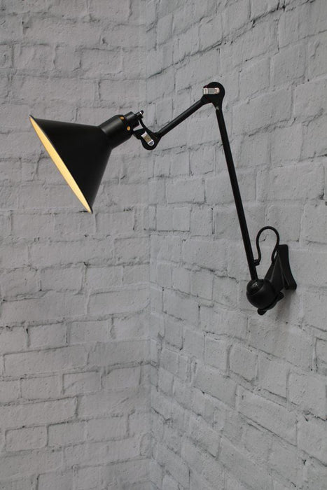 Wall light with two elbow joints
