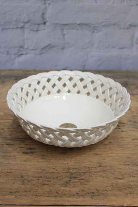 White ceramic shade with lattice shape