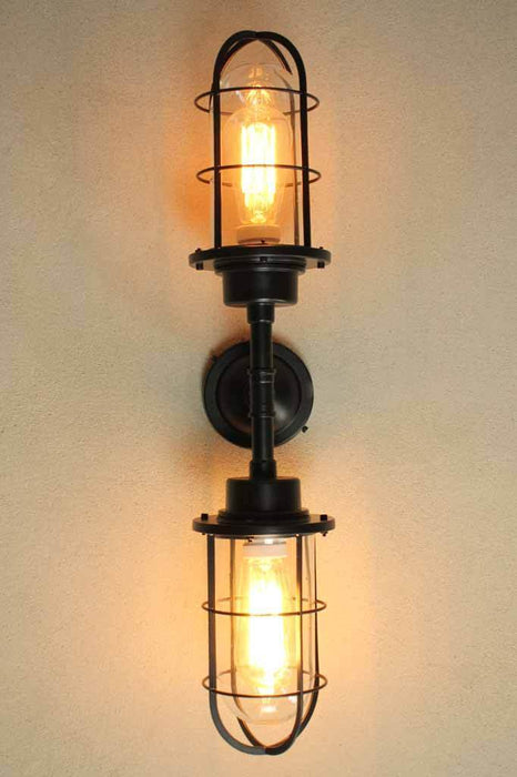Designed to be either ceiling mounted or wall mounted this exterior wall light is both practical and stylish.