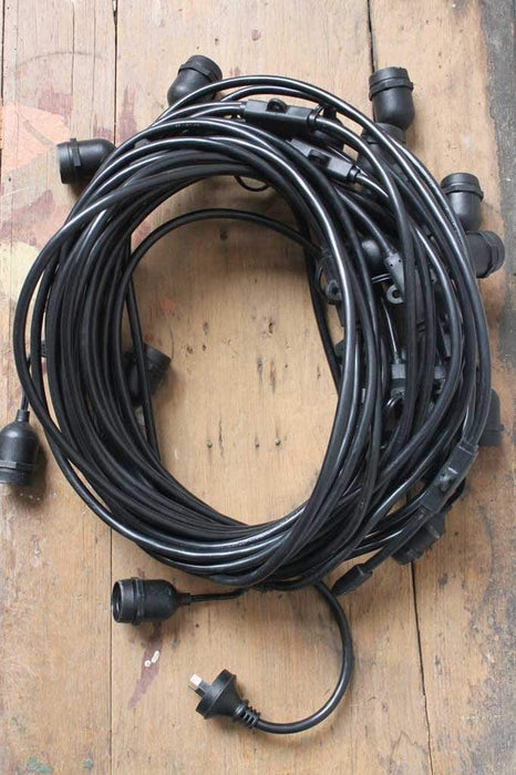 Festoon lighting cable with hangling lampholders