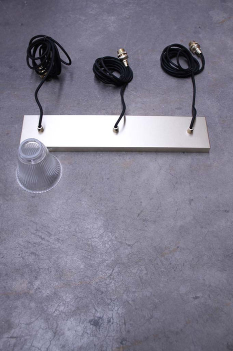 Flat lay of the linear pendant with 1 clear glass shade
