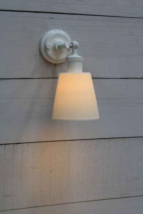 Wall light in white finish with large ceramic shade
