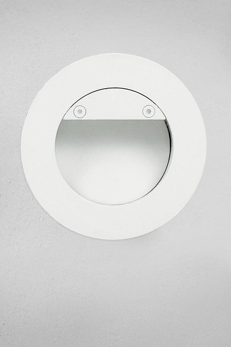 LED recessed step light in white
