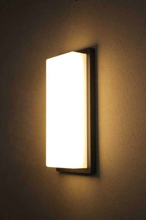 Outdoor wall light with black base