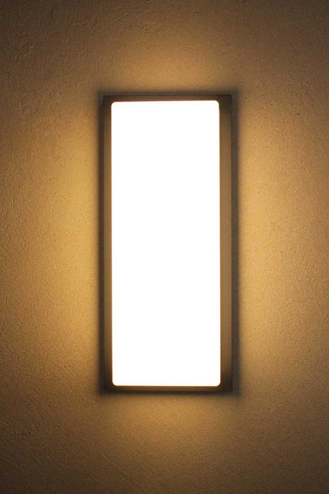 Outdoor wall light in large size