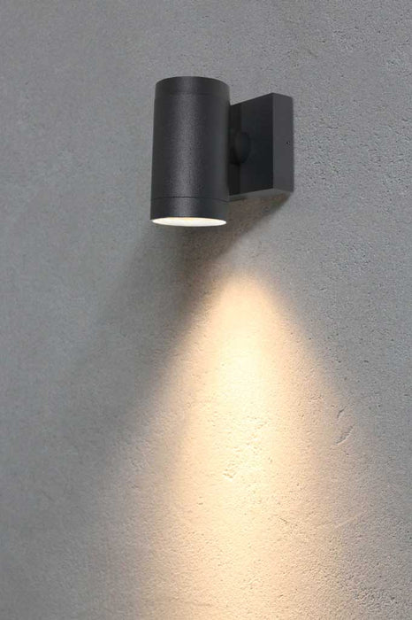 Single light outdoor spotlight